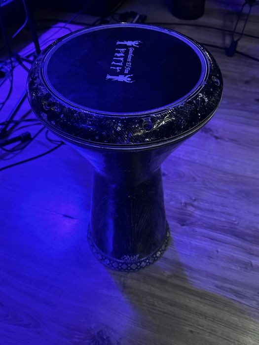 El fan Darbuka (doumbek)