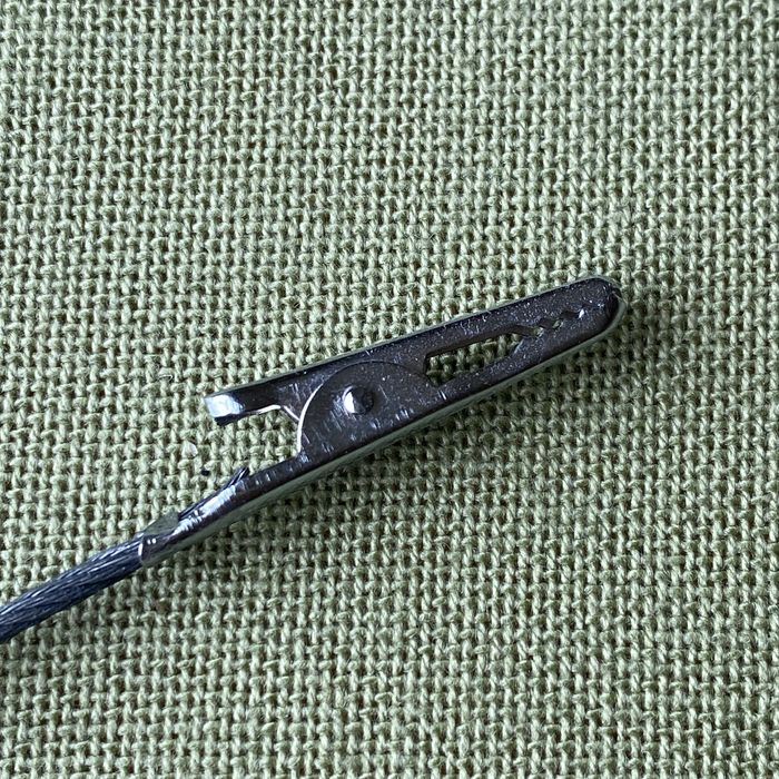 Metalowa żabka, uchwyt na notatki itp.