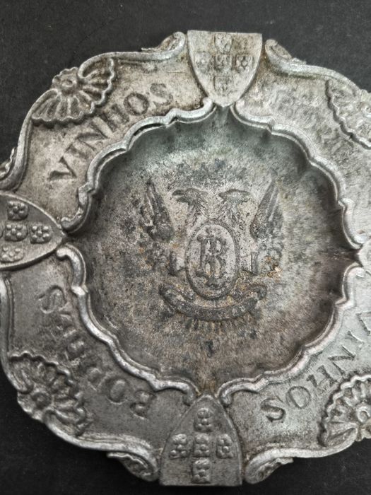 Cinzeiro antigo com brasão