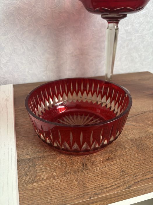 Радянські вироби з червоного різьбленого скла