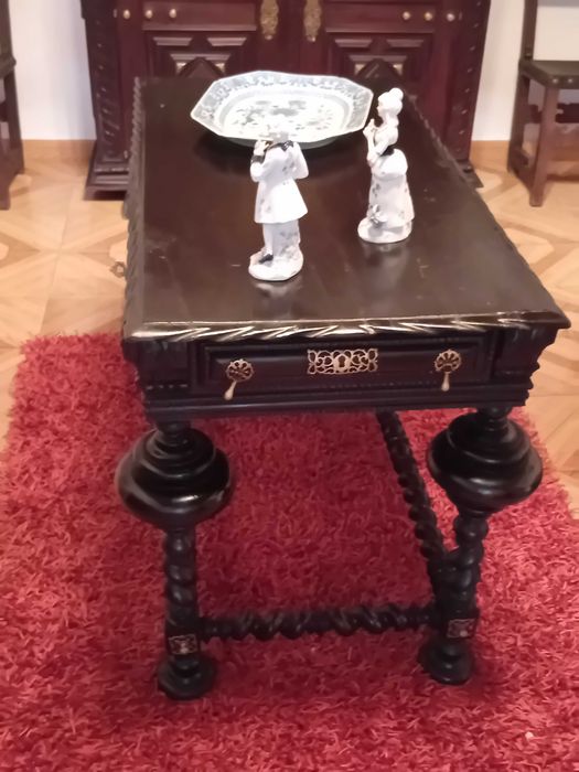 Bufete  antigo todo em madeira e aplicações  em metal amarelo