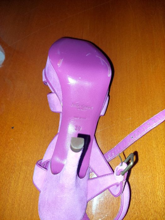 Жіноче взуття в відмінному станні