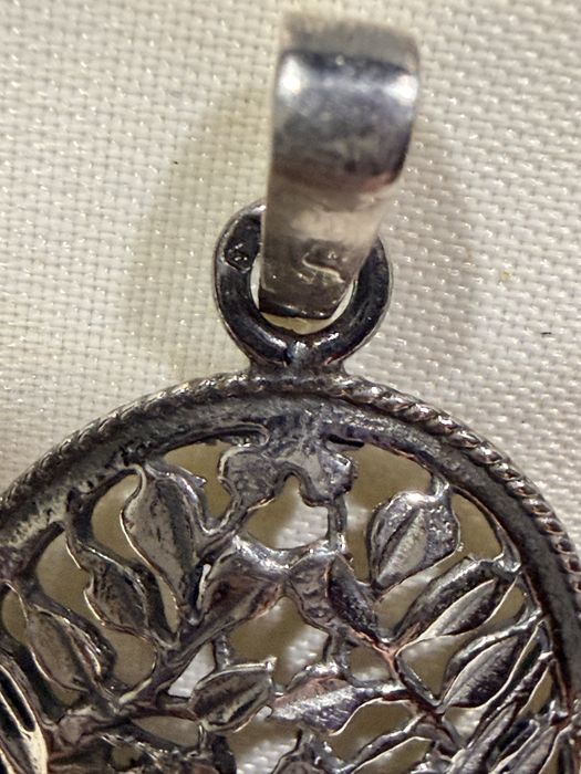 Pendulo em prata trabalhado .