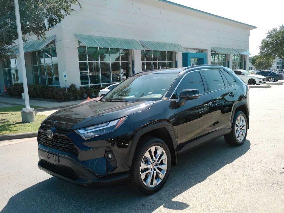 Toyota RAV4 XLE Premium      2024