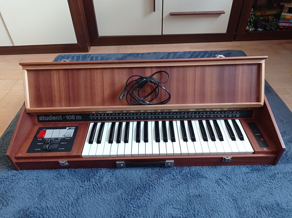 Sprzedam pianino firmy student -106 m