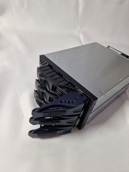 Корзина для дисков 3x 3,5" SATA-SAS Hot-Swap, 2x5.25" SNT-2131-SATA