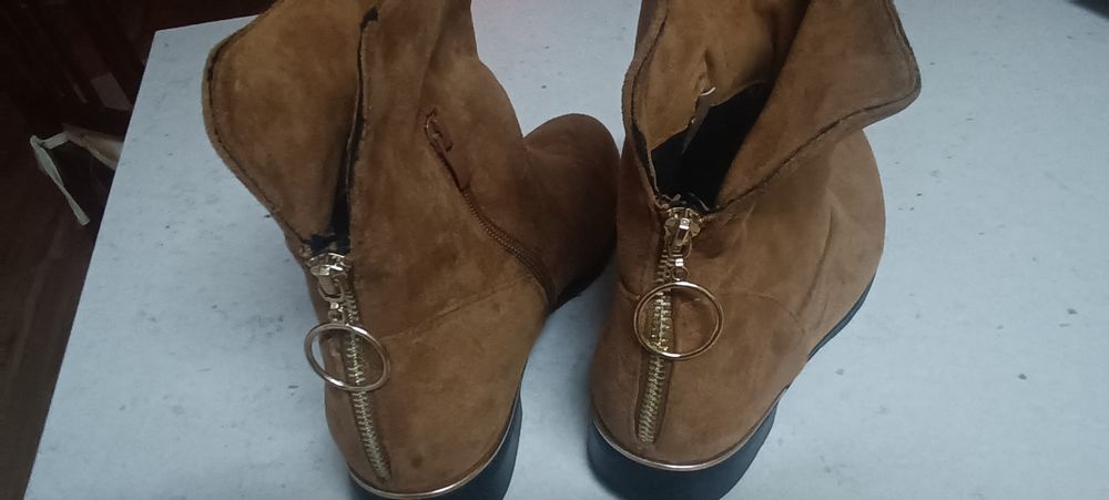 Vendo botins em camurça de cor camel.