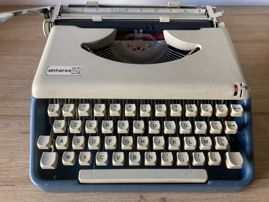 Máquina de escrever ** Antares