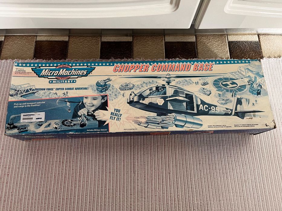 Micro Machines Military Cooper Chopper Command Base Playset novo.