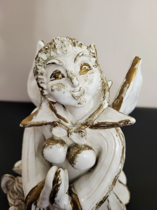 Duża figurka ceramiczna Anioł z różami złocony vintage retro 20,5 cm