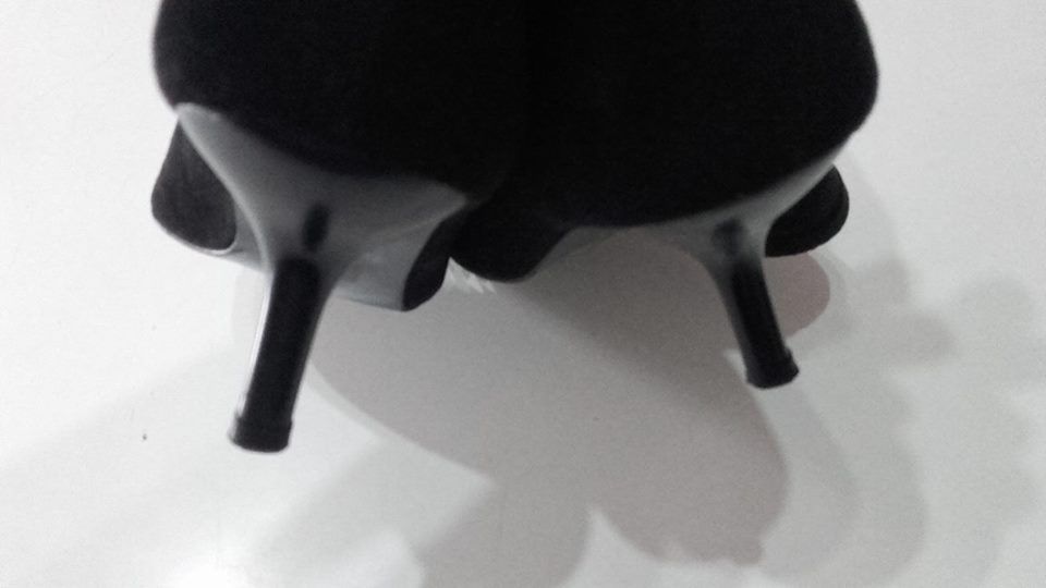 Botas pretas (cano alto e salto médio)