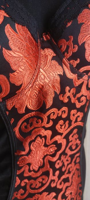 Piękny gorset zdobiony