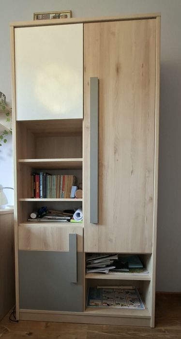 Zestaw mebli młodzieżowych – łóżko, szafa, biurko, regały