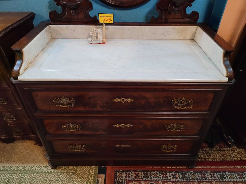 Cómoda antiga em madeira com tampo em pedra e