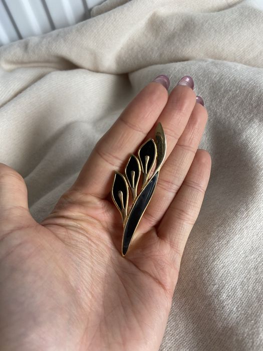 Vintage retro broszka Givenchy 1981 rok lilia z czarna emalia