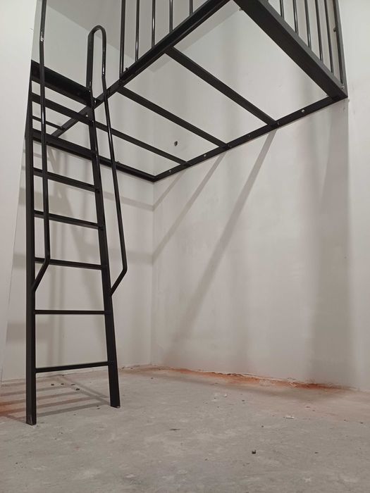 Łożko podwieszane antresola