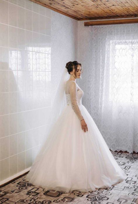 Продам весільну сукню в хорошому стані