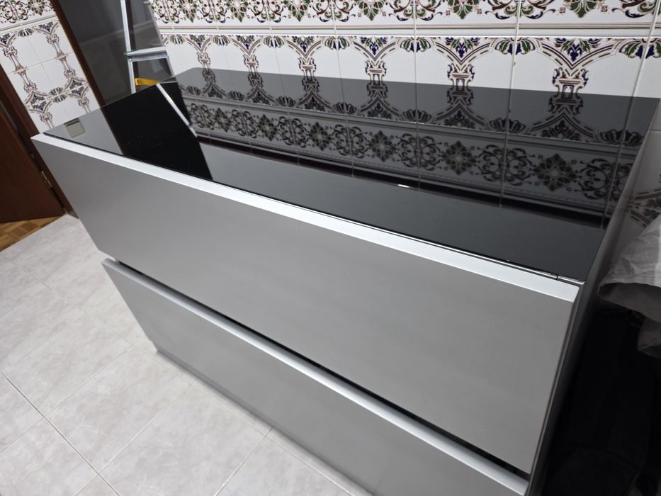 Comoda lacada prateada com vidro