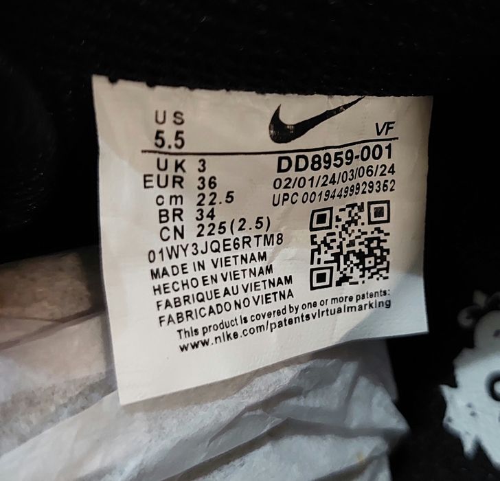 Klasyczne sneakersy sportowe, czarne, niskie, uniwersalne.