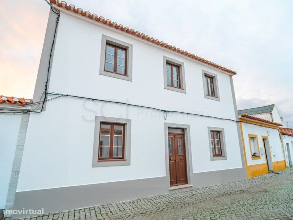 Moradia com oito quartos, bem localizada uma excelente oportunidade...