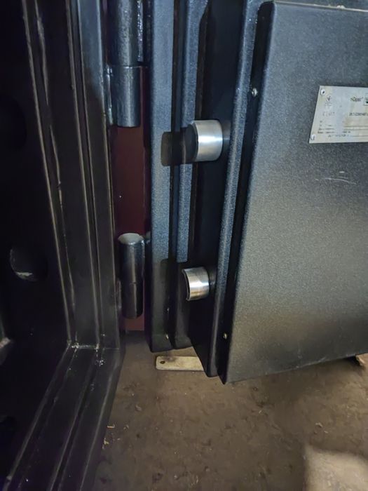 Продаю б.у  Сейф вогнезламостійкий  банківський 5 клас захисту (вибір)