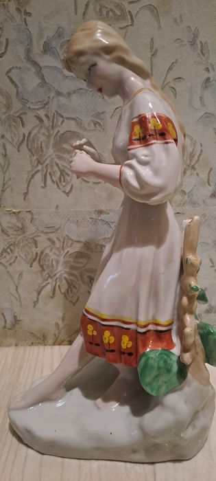 Фарфоровая статуэтка "Гадание"