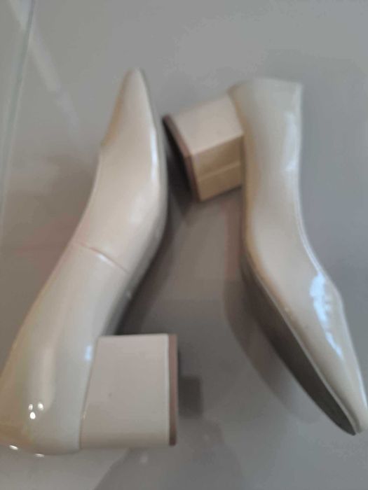 Czółenka damskie na szerszą stopę.