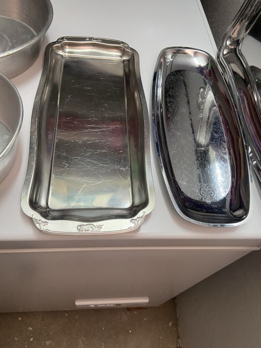 Doas travessas um tabuleiro e quatro formas