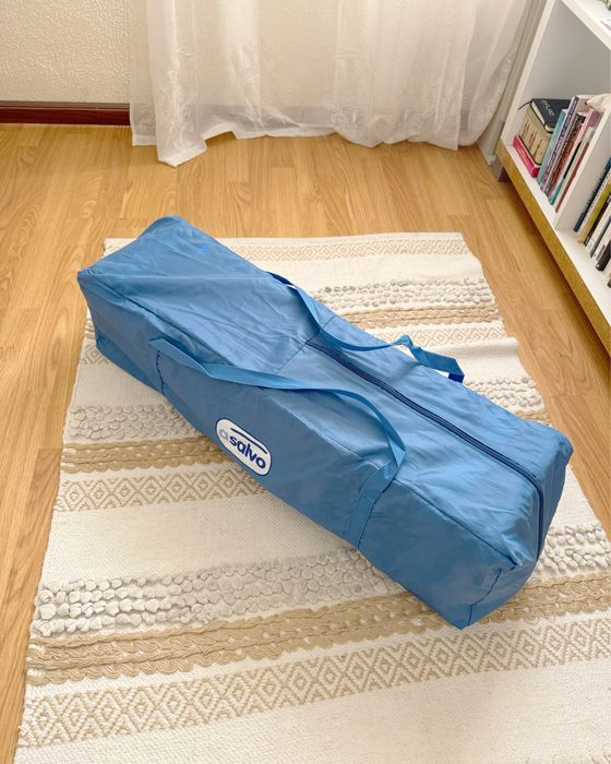 Parque infantil azul e branco