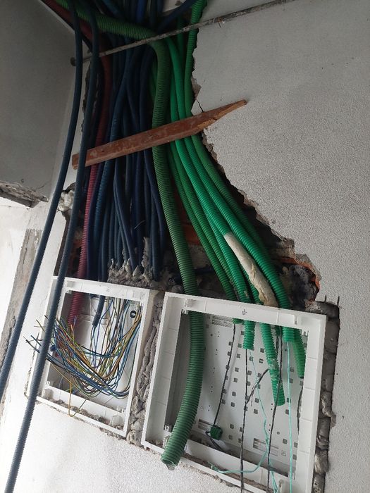 Prestação de serviços eletricidade e telecomunicações