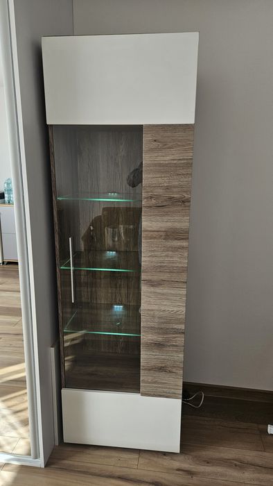 Szafka z szybą i oświetleniem led