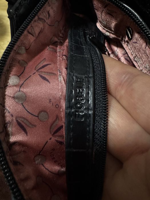 Сумочка бренду Fiorelli с тисненням під крокодила.