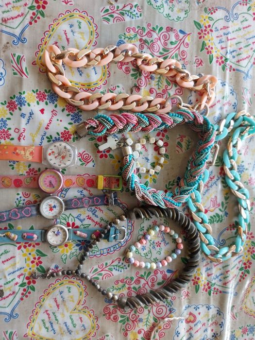 4 colares e 4 relógios marca  swatch 2 pulseiras