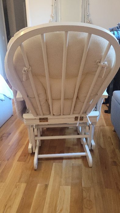 Cadeira de baloiço para amamentação com repousa-pés