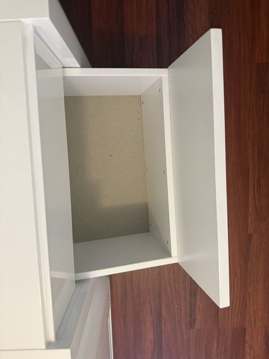 Duas cómodas cor branca