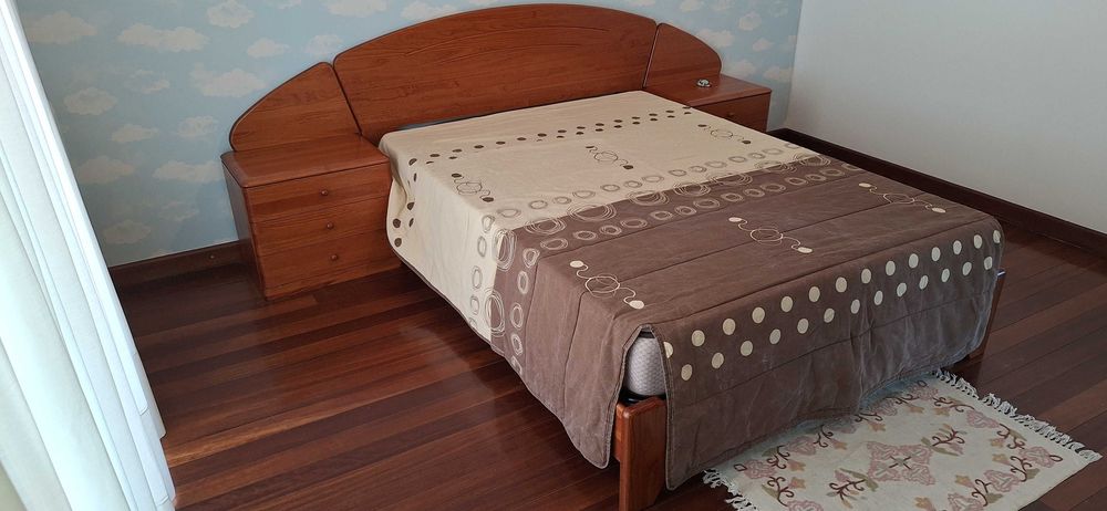 Cama casal, 2 mesas de cabeceira, Estrado, Colchão, Cómoda e Espelho