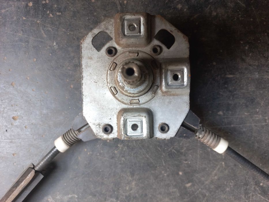 Склопідіймач ручний Audi 100 C3 1989 року випуску.