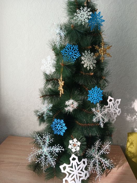 Новорічна ялинка з прикрасами