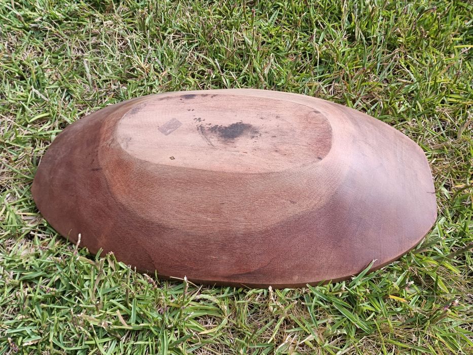 Travessa/fruteira oval cavada em madeira maciça de mogno, medidas: 46/29cm
Trabalho artesanal.