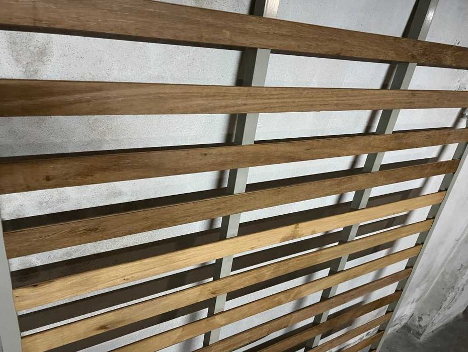Estrado Metálico 140x195 cm com Ripas de Madeira – Excelente Estado