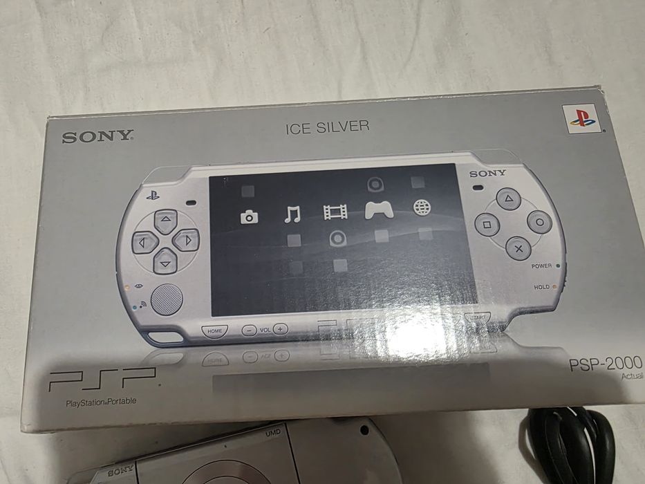 PSP 2000 ICE SILVER slim&lite