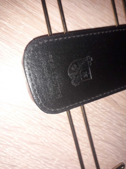 Wieszak na krawaty, drewno, skóra naturalna.