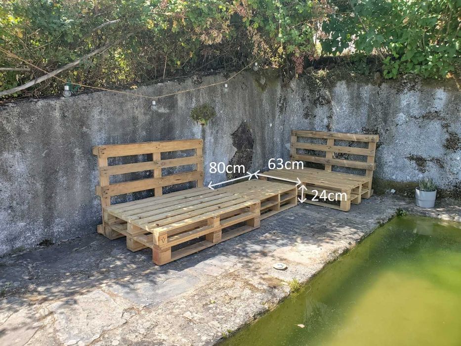 Conjunto de jardim em paletes (2 sofás + almofadas + mesinha)