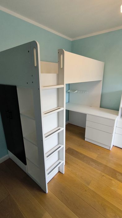 Zestaw mebli IKEA Smastad, antresola, biurko, szafa