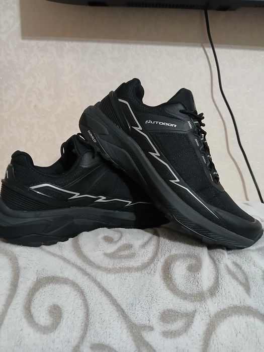 Кросівки термо нові.