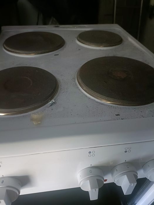 Fogão com bicos elétricos e forno elétrico !
Largura 0.49cmlargura
Profundidade 0.59cm