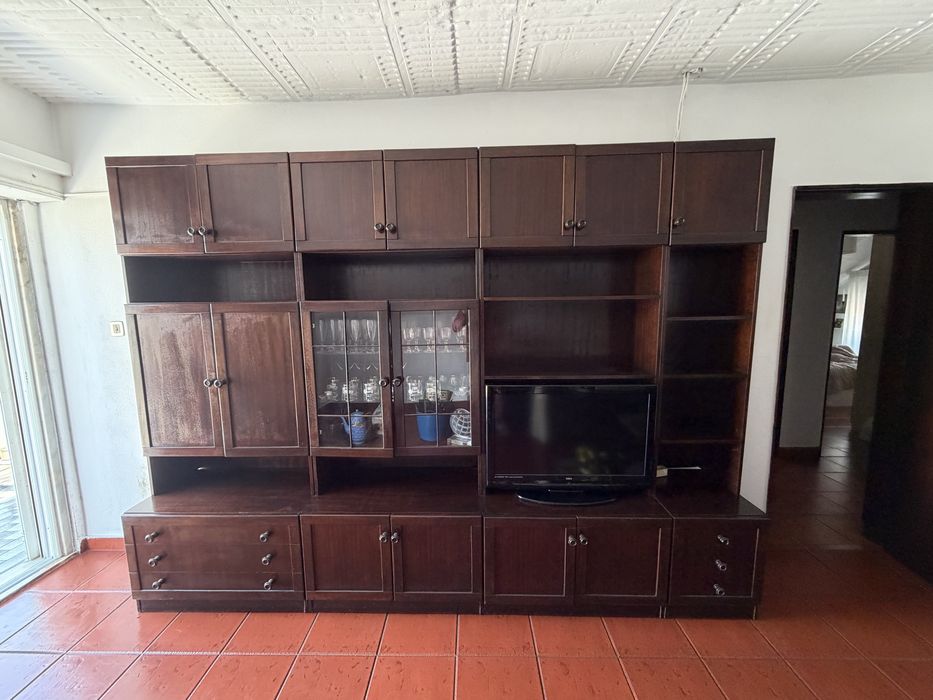 Móvel de Sala em Madeira Maciça de qualidade com vitrine e gavetas