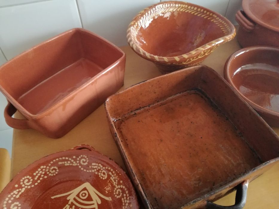 Lote de 7 peças de loiça em barro vidrado (ou separadamente)
