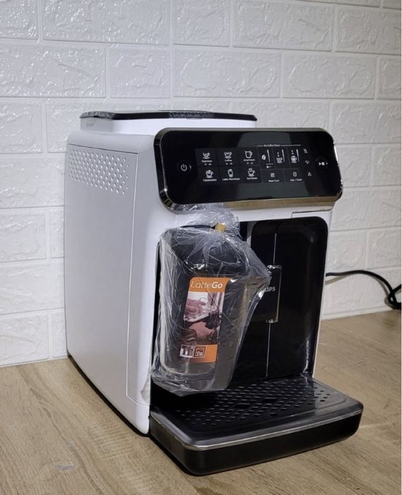Кавомашина ,кавоварка , кофеварка Philips EP 3200 Series LatteGo