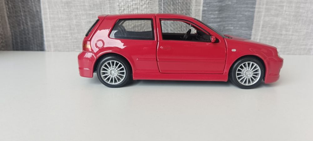 VW Golf R32 escala 1/24